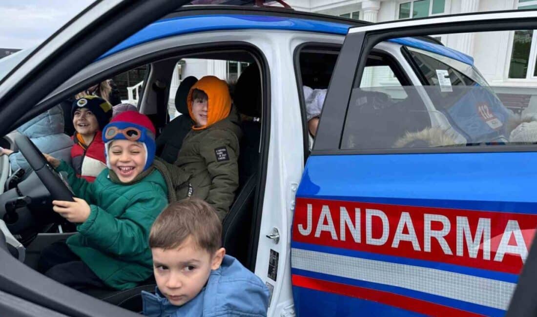 Jandarma Ekipleri, Altınyayla’daki Okullarda Öğrencilere Güvenlik Eğitimi Verdi Sivas İl Jandarma Komutanlığı, Altınyayla'daki Taşlıhüyük ve Kızılhüyük ilkokullarında öğrencilere