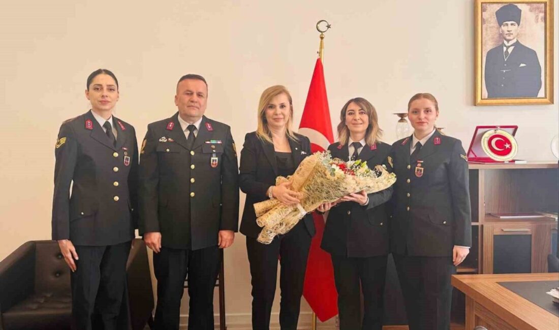 Aydın Jandarma Komutanlığı, 8 Mart Dünya Kadınlar Günü’nü kutlamak üzere Vali Yardımcısı Meral Uçar’ı ziyaret etti. Aydın İl Jandarma Komutanlığı, 8 Mart Dünya Kadınlar Günü dolayısıyla