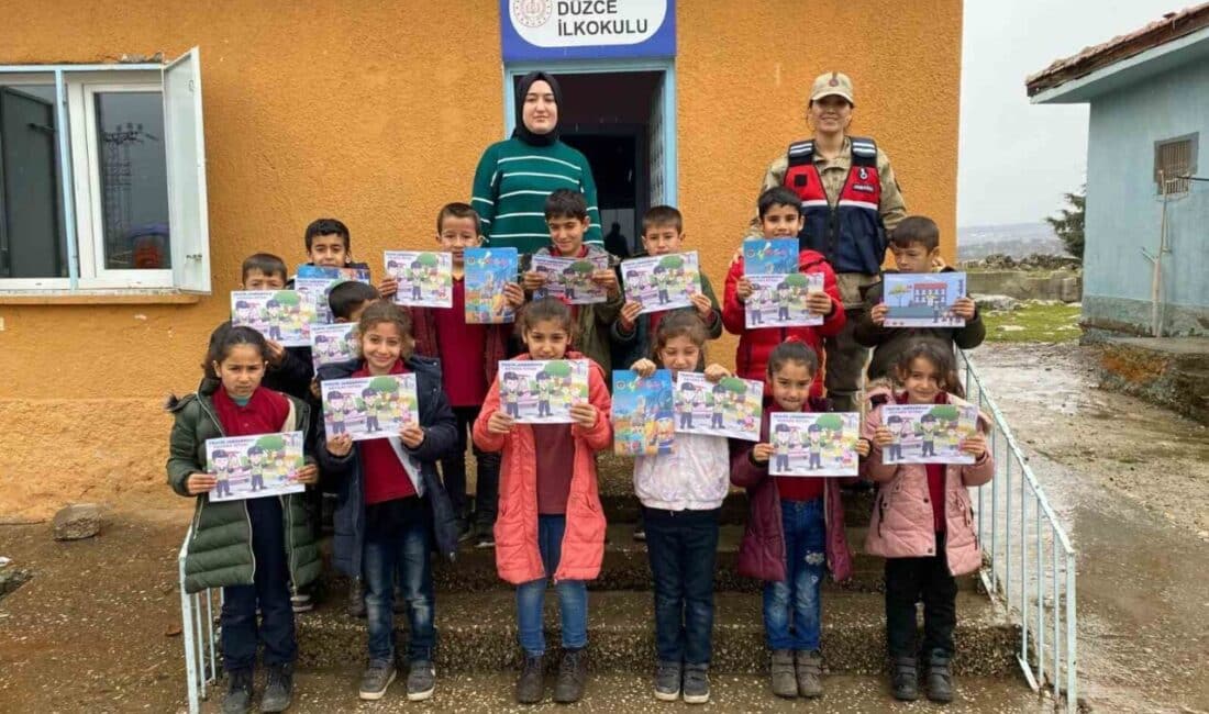 Gaziantep’te 135 öğrenciye okul güvenliği amacıyla jandarma tarafından eğitim verildi, hediyeler dağıtıldı. Gaziantep'te İl Jandarma Komutanlığı, 135 ilkokul öğrencisine okul güvenliği eğitimi