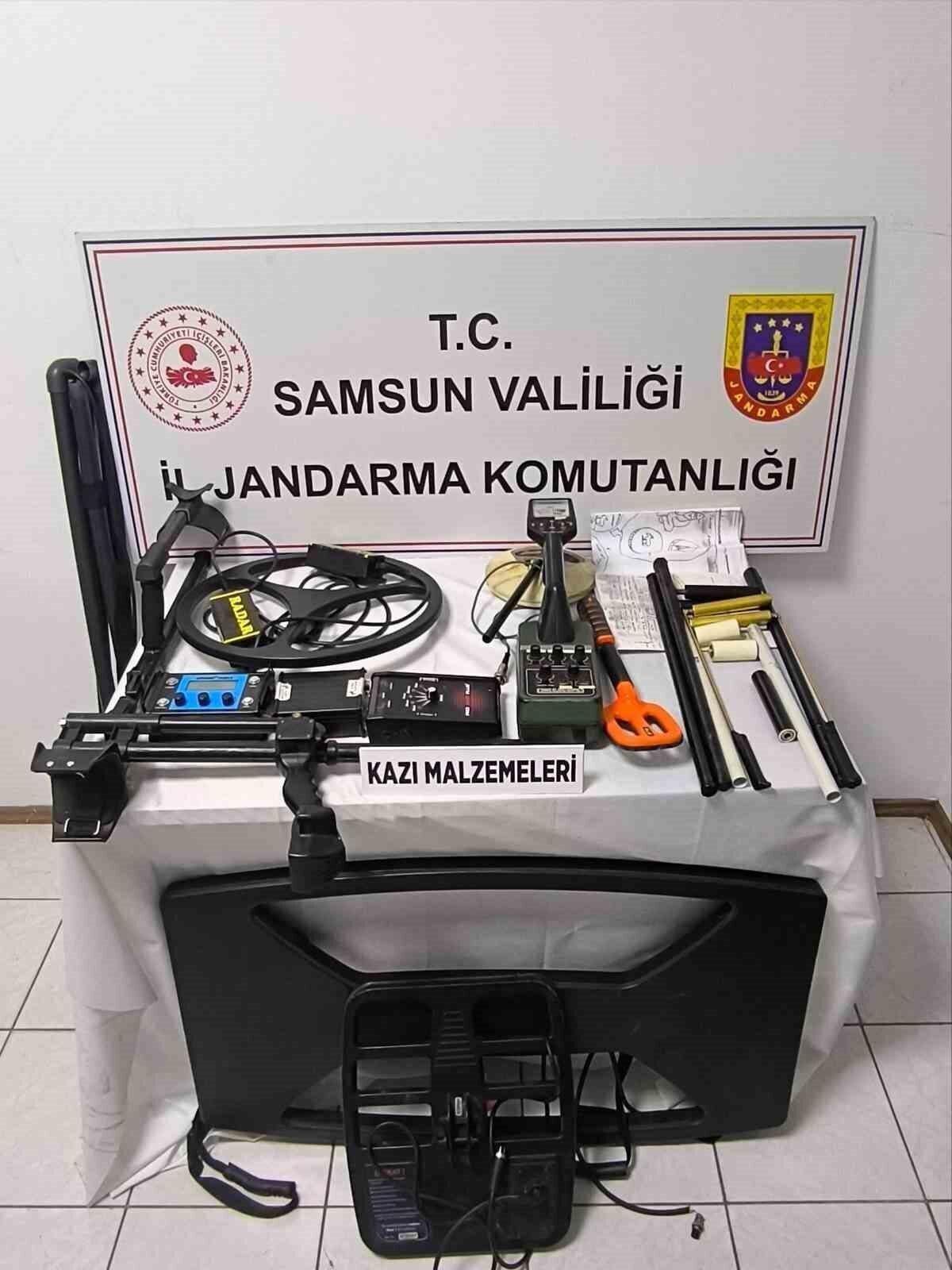 Samsun'un Tekkeköy ilçesinde jandarma, define arayan 11 kişiyi gözaltına aldı.
