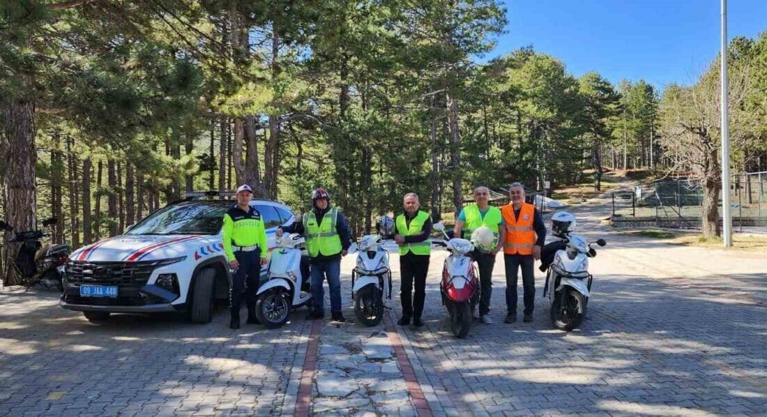 Kuyucak’ta Jandarma Ekipleri Motosiklet ve Traktör Sürücülerine Güvenlik Bilgisi Verdi Aydın'ın Kuyucak ilçesinde Jandarma ekipleri, motosiklet sürücüleri için kask ve