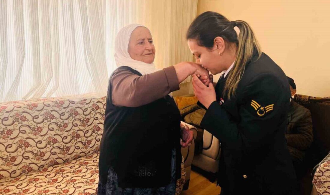 Yozgat’ta 8 Mart Kadınlar Günü’nde şehit annesine jandarmadan anlamlı ziyaret Yozgat'ın Çayıralan ilçesinde, 8 Mart Kadınlar Günü nedeniyle P. Er