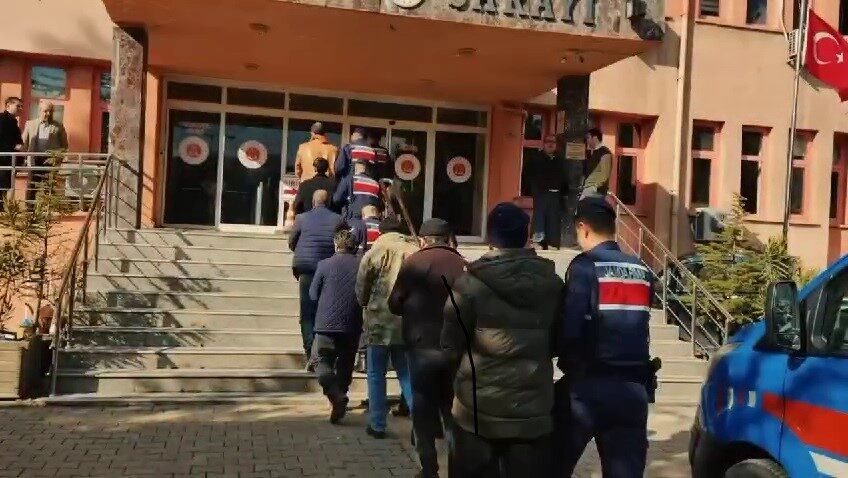 Karabük’te Kaçak Kazı Yapan 7 Kişi Jandarma Ekipleri Tarafından Ele Geçirildi Karabük'te yapılan operasyonda kaçak kazı yapan 7 şahıs jandarma tarafından