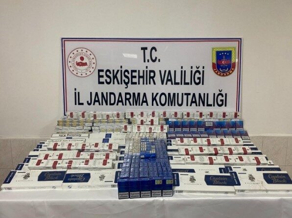 Eskişehir’de Jandarma, Kaçak Sigara Satışı Yapan Şüpheliyi Yakaladı, 860 Paket Ele Geçirildi Eskişehir'de jandarma, kaçak sigara satışı yapan bir şüpheliyi yakaladı. Odunpazarı