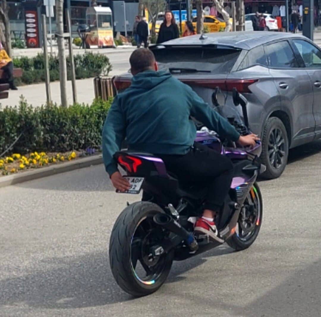 Edirne'nin Keşan ilçesinde, polisin "dur" ihtarına uymayan A.Ö., motosikletiyle kaçtı.