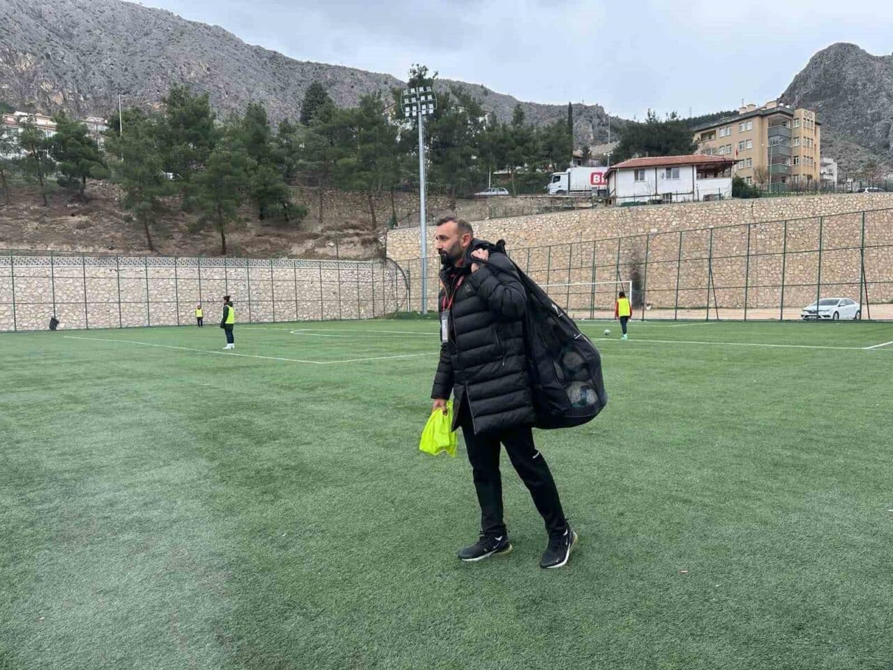Amasisspor'un kurucu başkanı ve antrenörü Mustafa Gül, Amasya'daki kadın futbol