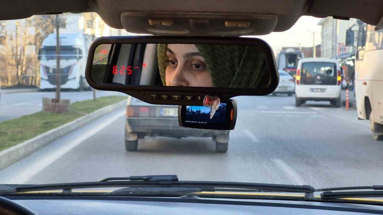 Düzce'de işyeri kapanan Yasemin Yüksel, yaklaşık 3,5 aydır taksi şoförlüğü