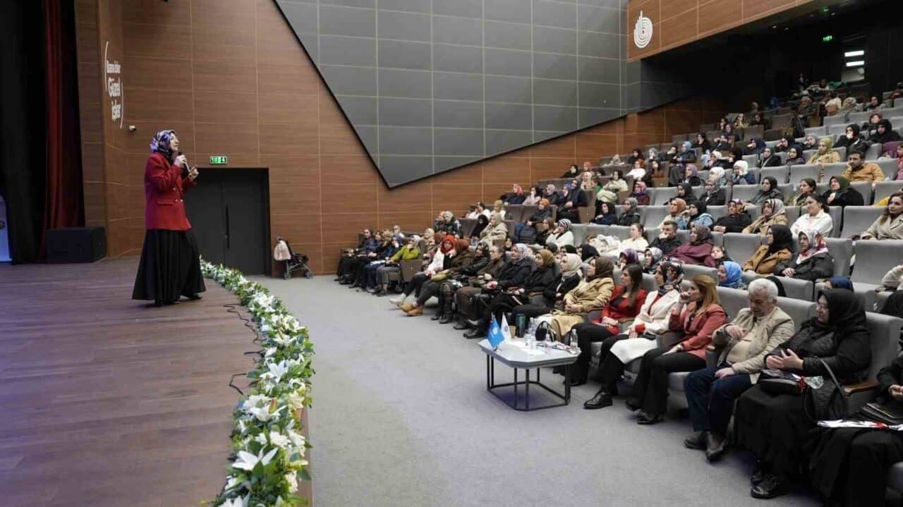 Başiskele Belediyesi, Dünya Kadınlar Günü kapsamında "Ailenin Kalbi Kadın" söyleşisini