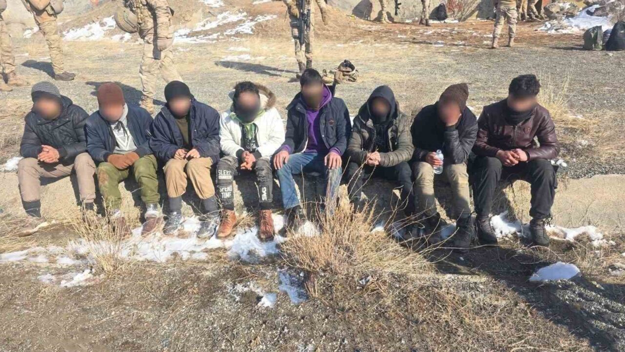 Kars’ın Kağızman ilçesinde 8 düzensiz göçmen ile insan ticareti yapan