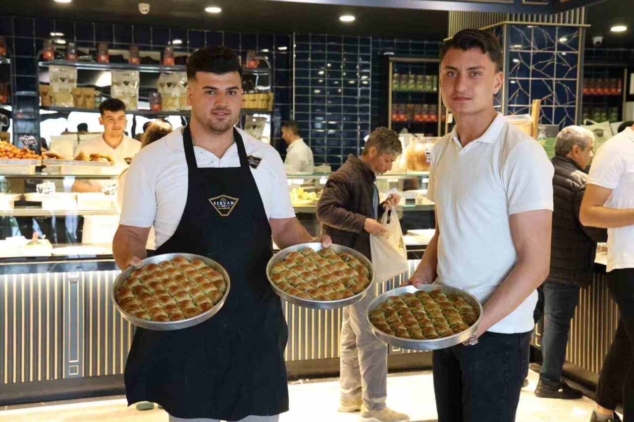 Kahramanmaraş’ta Ramazan Bayramı öncesi, tatlı tezgâhları renklenirken, Alpedo Kervanhan, uygun