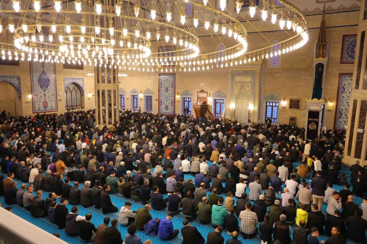 Kahramanmaraş'ta deprem sonrası bayram sevinci buruk yaşandı. Abdülhamid Han Camii'nde