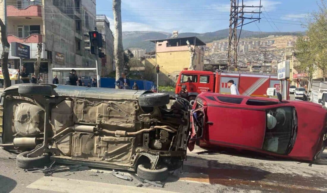 Kahramanmaraş’ta Dikkatsizlik Sebebiyle Meydana Gelen Zincirleme Trafik Kazasında 3 Kişi Yaralandı Kahramanmaraş'ta, Onikişubat İlçesi'nde dört aracın karıştığı zincirleme trafik kazasında üç