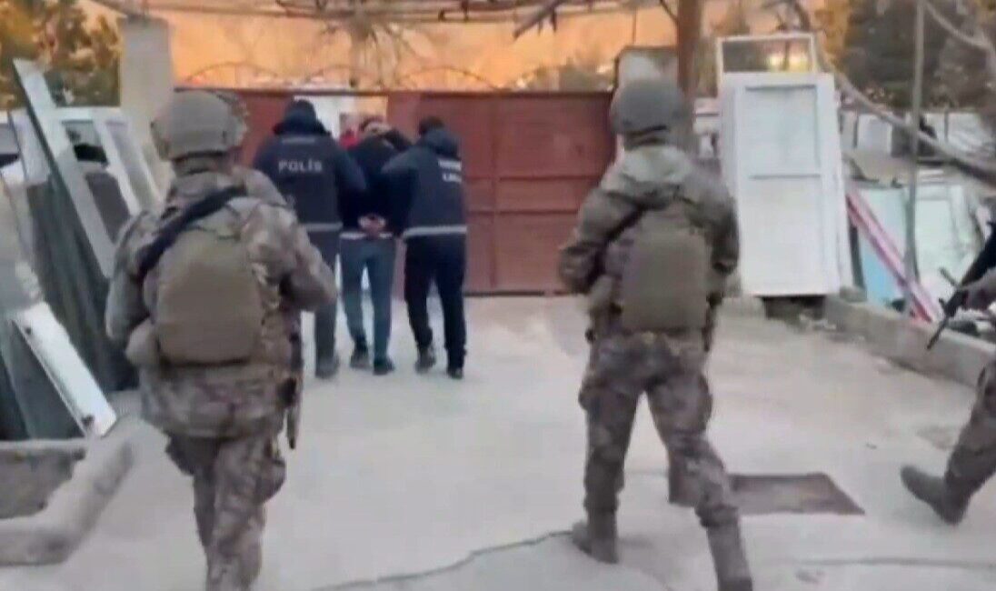 Kahramanmaraş’ta Uyuşturucu Operasyonunda 12 Kişi Cezaevine Gönderildi Kahramanmaraş'ta yapılan uyuşturucu operasyonunda toplam 15 kişi gözaltına alındı, bunlardan