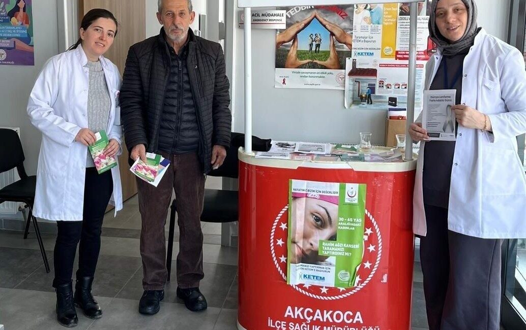 Düzce’de Kanserle Mücadele İçin Bilgilendirme Standı Kuruldu Düzce'de Sağlık Müdürlüğü ekipleri, kanser farkındalığını artırmak için Akçakoca'daki Orhan