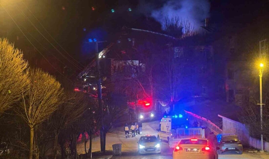 Eskipazar’daki 3 katlı evin çatısında çıkan yangın hızlıca kontrol altına alındı Karabük'ün Eskipazar ilçesinde Yamanlar Mahallesi'nde yer alan 3 katlı bir