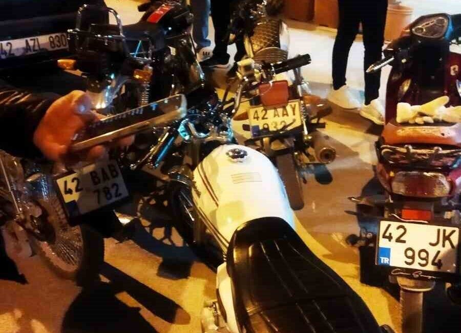Konya’nın Karapınar İlçesinde Gürültü Kirliliği Yapan Motosiklet ve Ehliyetsiz Sürücülere Cezai İşlem Yapıldı Konya'nın Karapınar ilçesinde, polis ekipleri gürültü kirliliğine neden olan ehliyetsiz