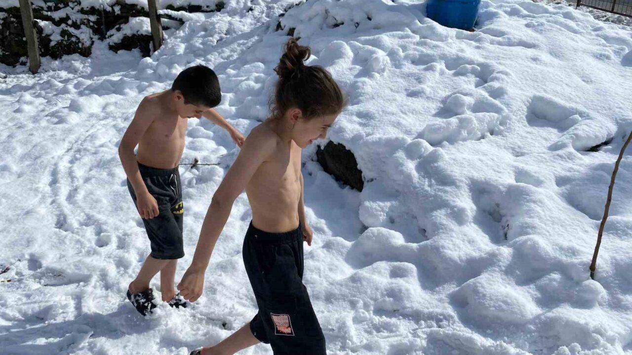 Artvin'in Borçka ilçesinde yaşayan Hamza (11) ve Ebubekir (8) Uyumaz