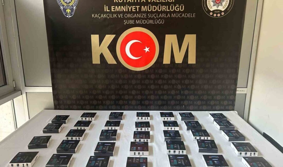 Kütahya’da H.S. isimli şahsa ait kargoda 34 gümrük kaçağı telefon bulundu Kütahya'da H.S. adına gelen kargoda gerçekleştirilen aramada 34 gümrük kaçağı