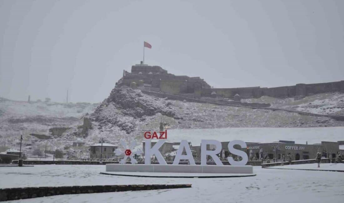 Kars’ta Aniden Yağmaya Başlayan Kar, Şehri Beyaza Bürüdü Kars'ta aniden başlayan kar yağışı, çevreyi beyaza bürüdü. Meteoroloji, soğuk