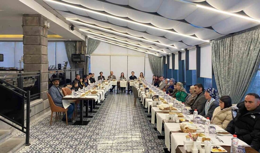 Kars’ta Ebeveyn Kaybı Yaşayan Çocuklar İçin Anlamlı İftar Etkinliği Düzenlendi Kars’ta gerçekleşen iftar programında Kaymakam Muhammed Burak Akköz, ebeveyn kaybı