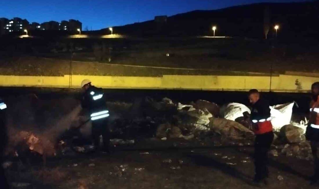 Kars’ta hareket halindeki kamyonette dönüşüm malzemeleri alev aldı, itfaiye anında müdahale etti. Kars'ta seyir halindeki bir kamyonet, dönüşüm malzemeleriyle birlikte aniden yandı.