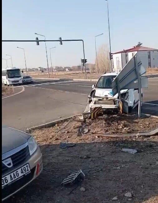 Kars’ta Trafik Kazası: İki Kişi Yaralandı, Sağlık Durumları İyi Kars-Ani Karayolu'nda hafif ticari araç ve otomobilin çarpışması sonucu iki