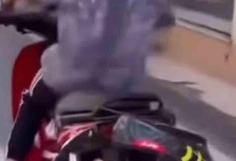 Bursa'nın Osmangazi ilçesinde, ehliyetsiz olduğu öne sürülen bir motosiklet sürücüsü,