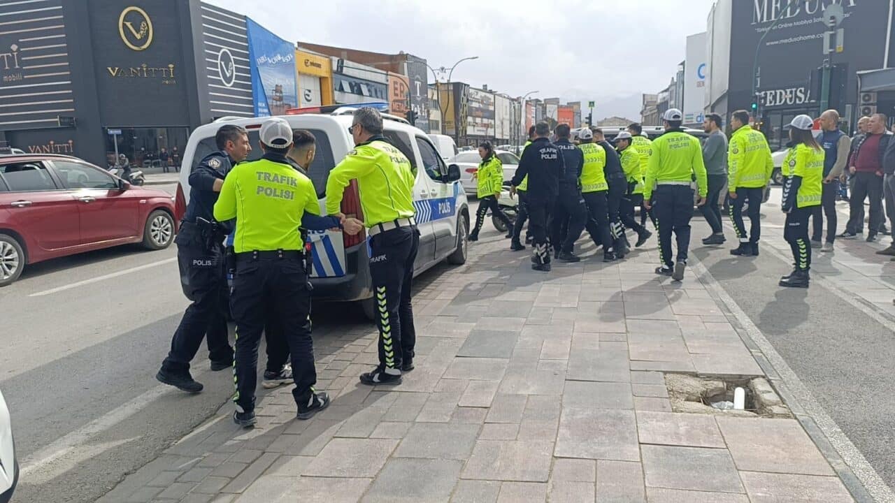 Bursa'nın İnegöl ilçesinde kasksız motosiklet kullanan Abdurrahman Y., trafik ekiplerine