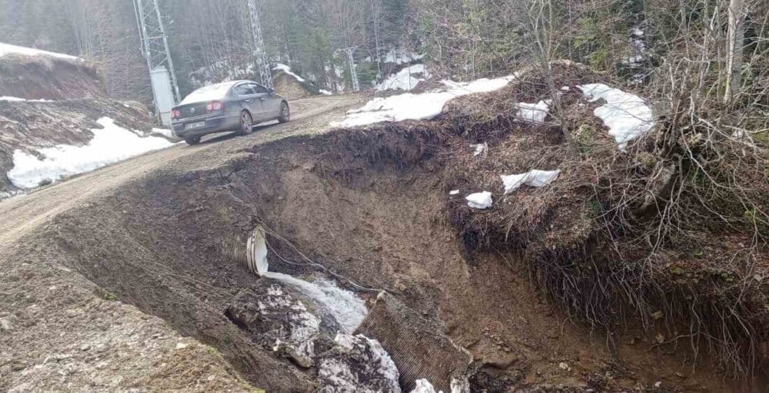 Kastamonu’da Heyelan Nedeniyle Çatalzeytin İlçesindeki Köy Yolu Kullanıma Kapatıldı Kastamonu'nun Çatalzeytin ilçesindeki Kavaklı köyü arasında bulunan yol, heyelan nedeniyle