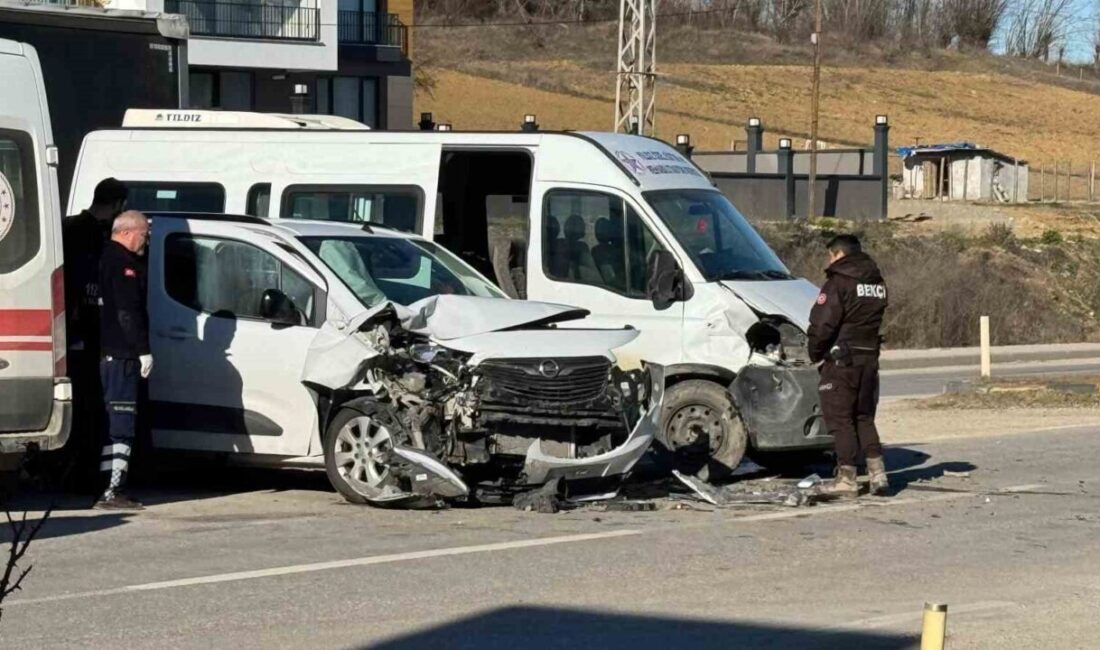 Kastamonu’da Minibüs ile Hafif Ticari Araç Çarpıştı: 4 Yaralı Kastamonu’nun Taşköprü ilçesinde hafif ticari araç ve minibüsün çarpışması sonucu