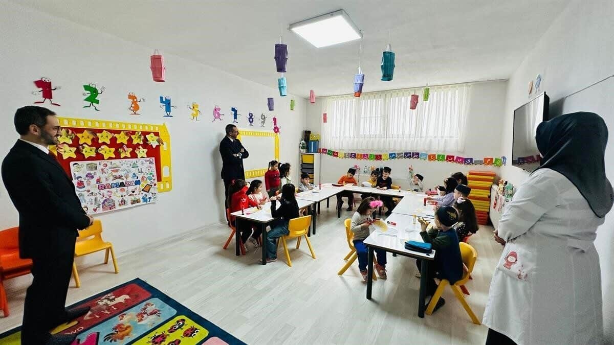 Havran Kaymakamı Enver Özderin, İlçe Müftüsü Sedat Karali ile birlikte
