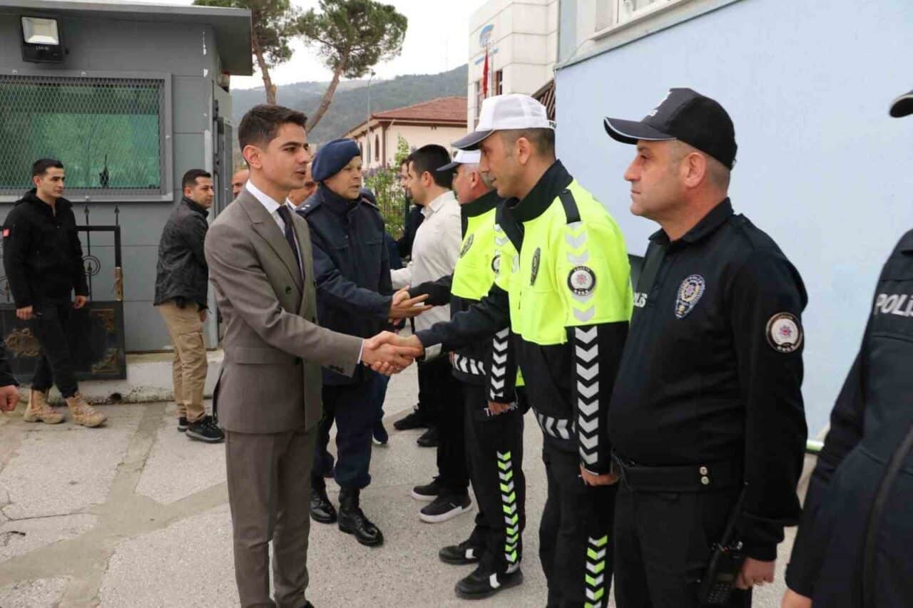 Taşova Kaymakamı Salih Kartal, güvenlik güçlerinin Ramazan Bayramı'nı kutlarken, milletin