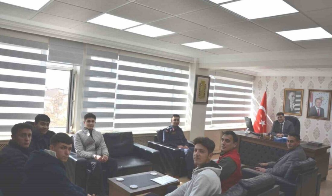 Kaymakam Seyman, Bilek Güreşi Turnuvasında Şampiyon Olan Öğrencilere Ödüllerini Verdi Emet Kaymakamı Furkan Seyman, Lise Kategorisi Bilek Güreşi Turnuvası'nda şampiyon