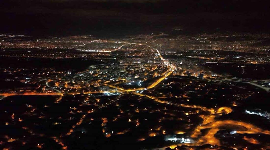 Kayseri’deki Hıdrellez Tepesi: Şehrin Işıklarından Görsel Bir Şölen Kayseri'nin Kocasinan ilçesindeki Hıdrellez Tepesi, gündüz ve gece sunduğu eşsiz