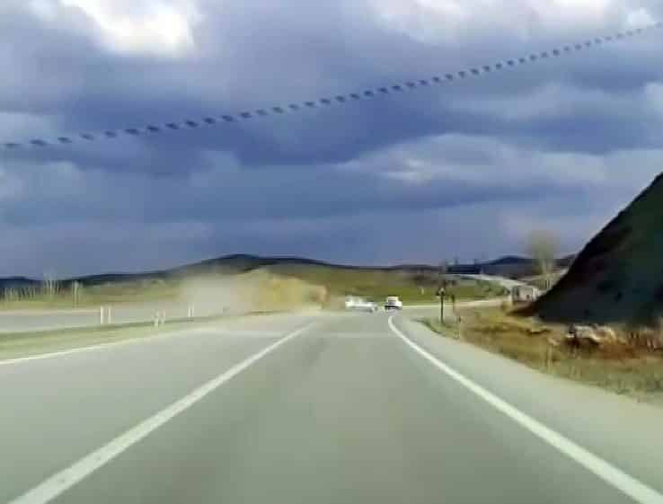 Sivas’ta Dalgınlık Acı Bir Kazaya Neden Oldu: Şarampole Düşen Araç Anbean Kamerada! Sivas’ta bir sürücünün dalgınlığı sonucu aracı şarampole düştü. Kazanın görüntüleri,