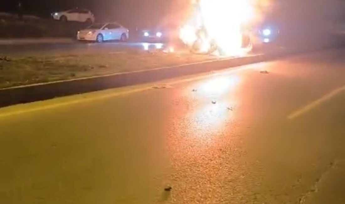 Kahramanmaraş’ta trafik kazasında 1 kişi ağır yaralandı, iki otomobil alev aldı. Kahramanmaraş'ın Onikişubat ilçesinde Batı Çevre Yolu'nda Toyota, Opel ve bir