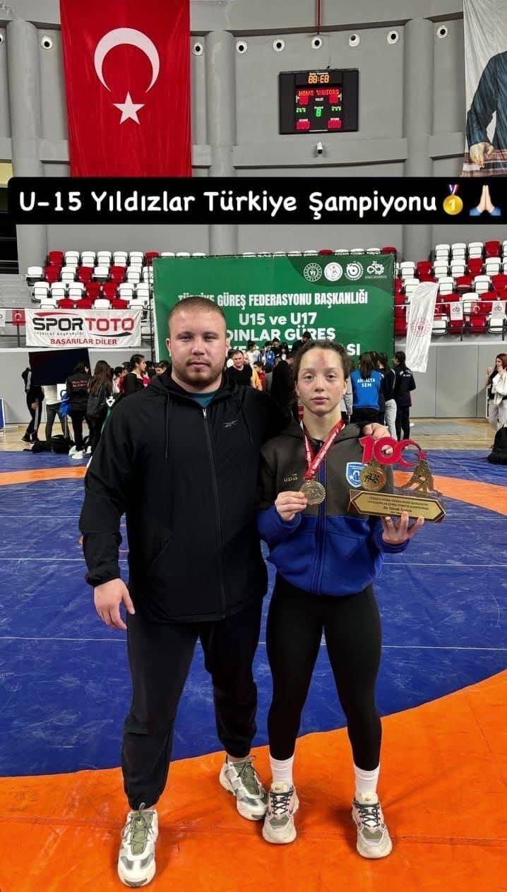 Balıkesir Büyükşehir Belediyespor güreşçisi Yağmur Emir, Tekirdağ'ın Çorlu ilçesinde düzenlenen