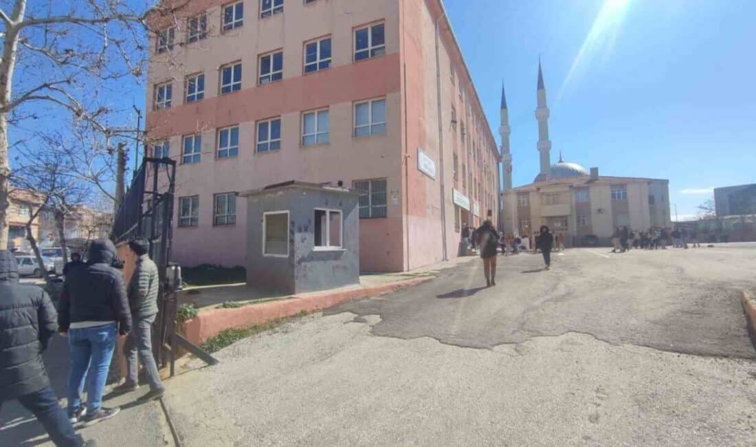 Keşan’daki Okulun Yanı Başındaki Elektrik Trafosunda Yangın Çıktı, Öğrenciler Güvenlik İçin Bahçeye Çıktı Edirne'nin Keşan ilçesindeki Atatürk Ortaokulu yanındaki elektrik trafosunda çıkan yangın,