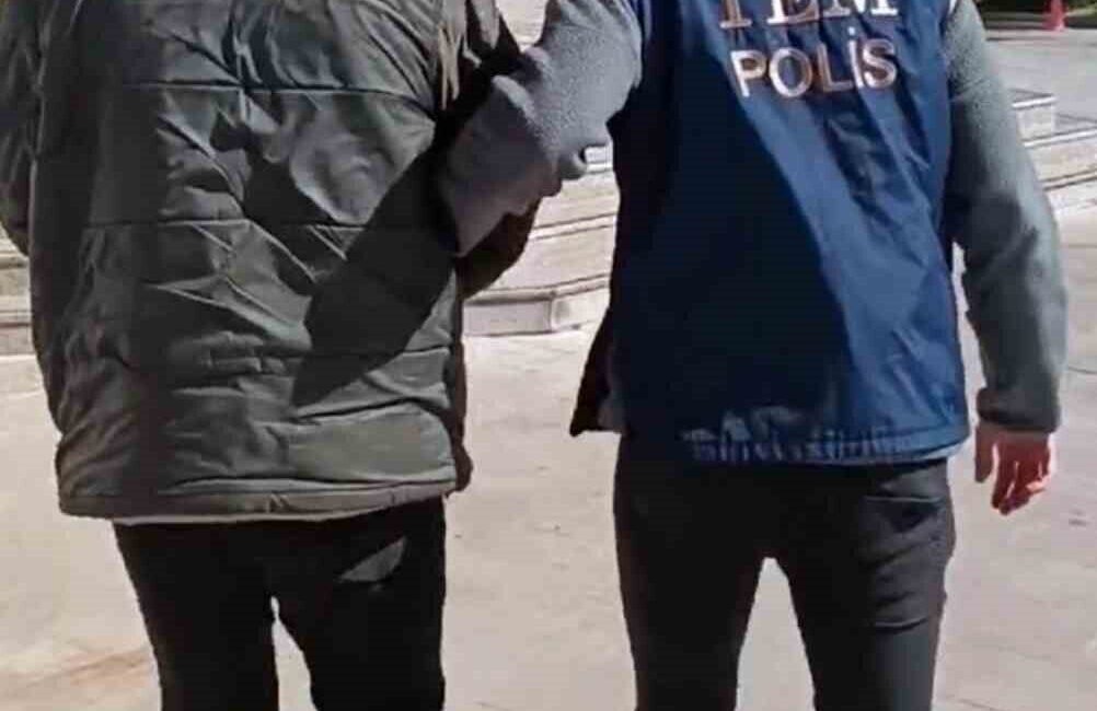 FETÖ ÜYESİ OLDUĞU GEREKÇESİYLE ARANIYORDU, YAKALANDI VE CEZAEVİNE GÖNDERİLDİ Fethiye'de, FETÖ terör örgütü üyesi olduğu belirlenen ve 3 yıl