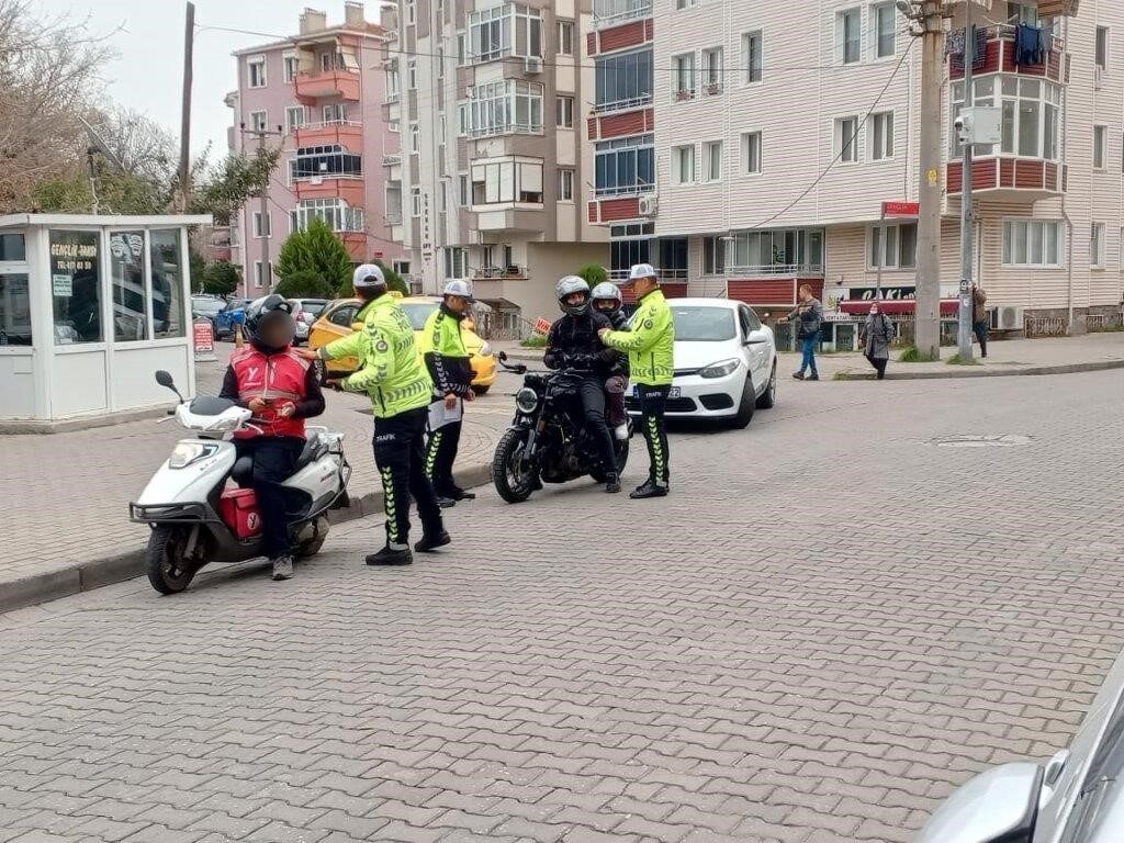 Kırklareli'nin Lüleburgaz ilçesinde gerçekleştirilen trafik denetimlerinde 330 araç kontrol edilerek,