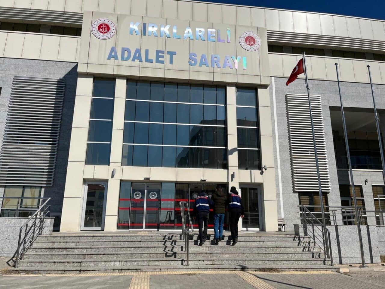 Kırklareli İl Jandarma Komutanlığı, çeşitli suçlardan aranmakta olan 40 kişiyi