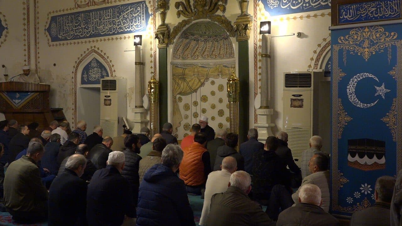 Kırklareli’de Kadir Gecesi, Hızırbey Camii'nde düzenlenen etkinliklerle kutlandı. Yatsı namazı