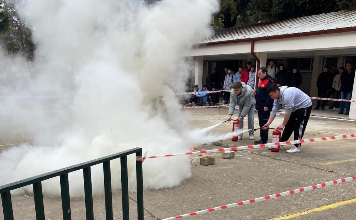 Kırklareli'nde İtfaiye Müdürlüğü, lise öğrencilerine yangın güvenliği eğitimi ve tatbikat