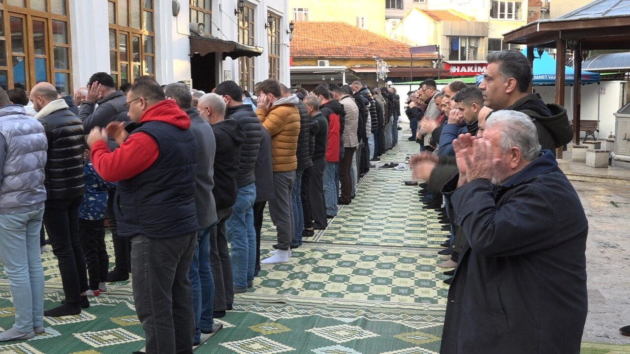 Kırklareli'de Ramazan Bayramı nedeniyle vatandaşlar sabah saatlerinde camilere akın etti.