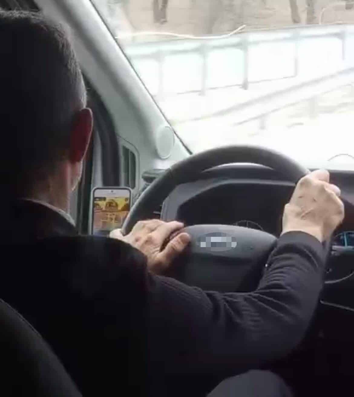 Kırklareli-Lüleburgaz seferini yapan bir otobüsün şoförü, seyir halindeyken cep telefonunda