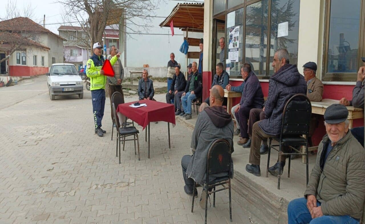 Kırklareli İl Jandarma Komutanlığı, trafik güvenliğini artırmak amacıyla traktör sürücülerine