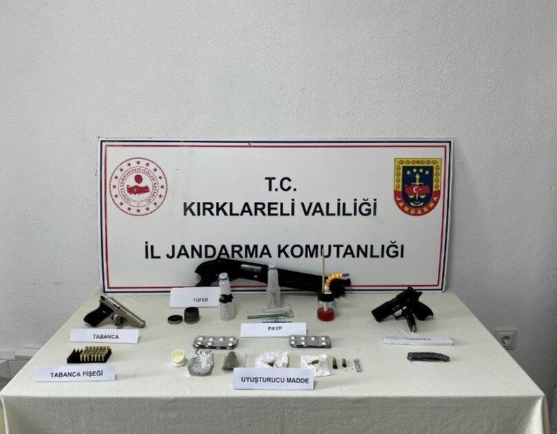 Kırklareli’nde uyuşturucu kaçakçılığına yönelik operasyonda 13 kişi yakalandı Kırklareli'nde jandarma, uyuşturucu ticareti ihbarı üzerine düzenlediği operasyonda 13 kişiyi