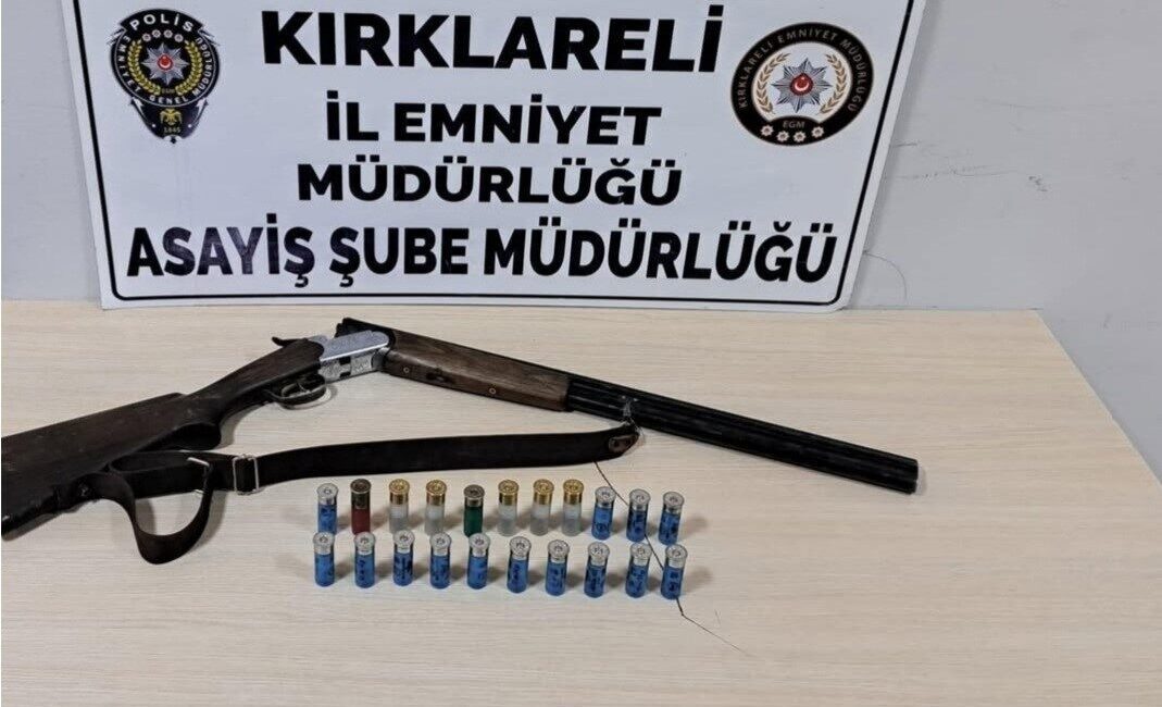 Kırklareli’nde Uyuşturucu ve Silah Operasyonunda 6 Kişi Gözaltında! Kırklareli’nde polis, uyuşturucu ve silah ticareti şüphesiyle 6 kişiyi yakaladı.