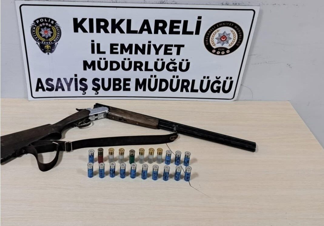 Kırklareli’nde polis, uyuşturucu ve silah ticareti şüphesiyle 6 kişiyi yakaladı.