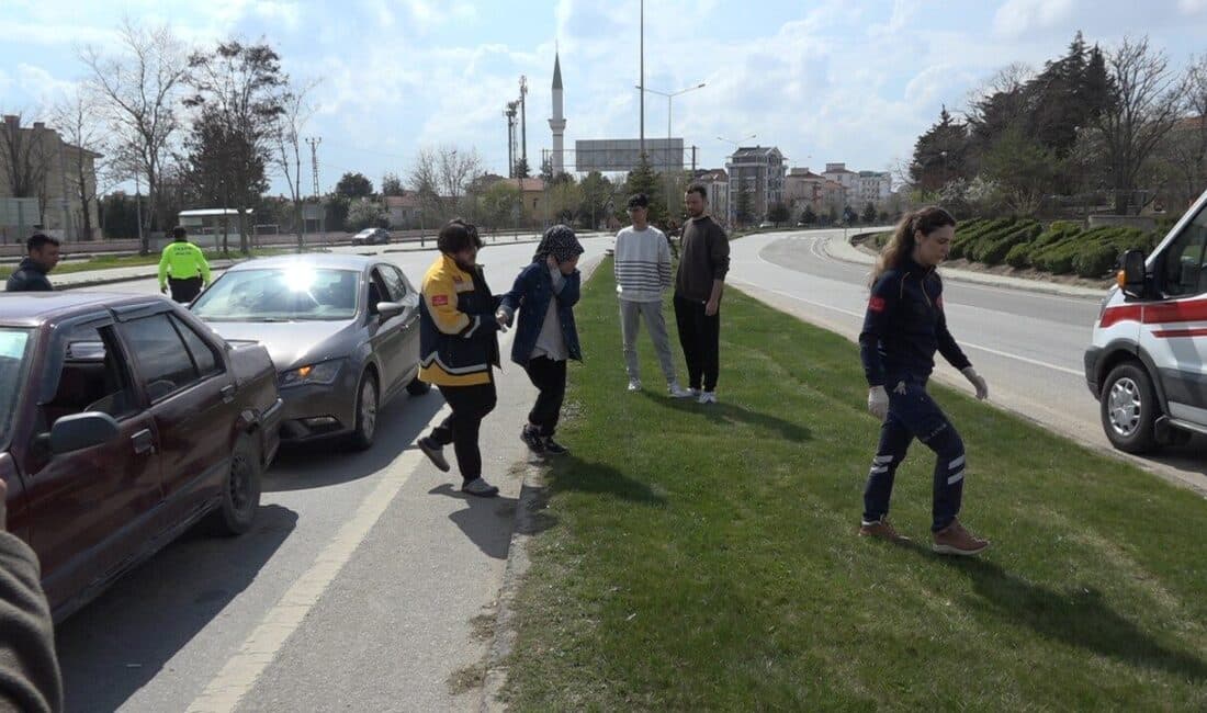 Kırklareli’nde Zincirleme Trafik Kazası: 1 Yaralı! Kırklareli'nin Pınar Mahallesi'nde üç aracın karıştığı kazada, bir kişi yaralandı.